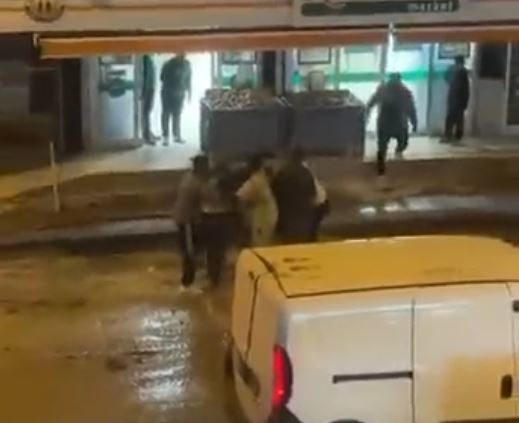 Emre EFE/POLATLI (Ankara), – ANKARA’nın Polatlı ilçesinde kaldırım çalışması yapan