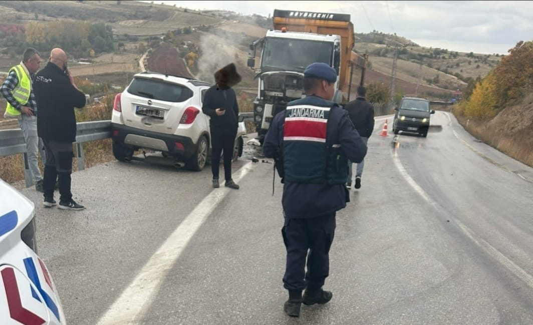 Ankara’da otomobil ile hafriyat kamyonu çarpıştı: 1 ölü Müfit ONBAŞI/ÇUBUK (Ankara), – ANKARA’nın Çubuk ilçesinde hafriyat kamyonuyla çarpışan