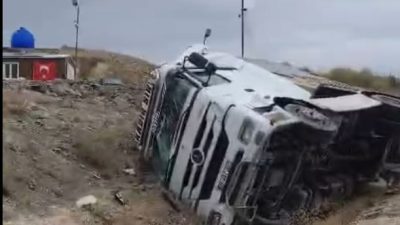 Emre EFE/POLATLI (Ankara), – ANKARA’nın Polatlı-Haymana yolunda yağış nedeniyle kayganlaşan