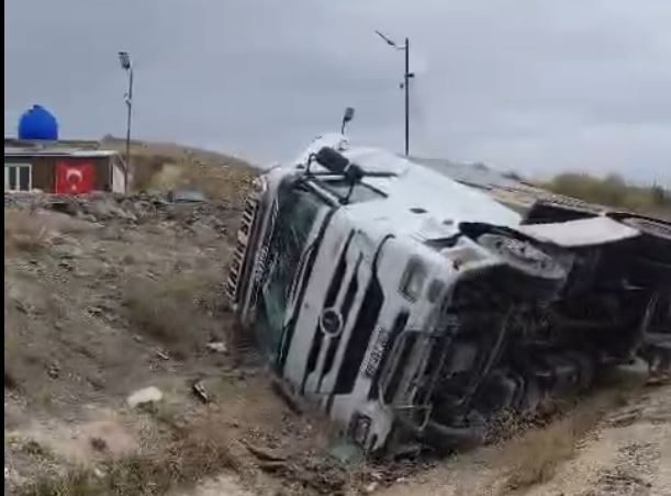Ankara’da TIR devrildi sürücüsü yaralandı Emre EFE/POLATLI (Ankara), – ANKARA’nın Polatlı-Haymana yolunda yağış nedeniyle kayganlaşan