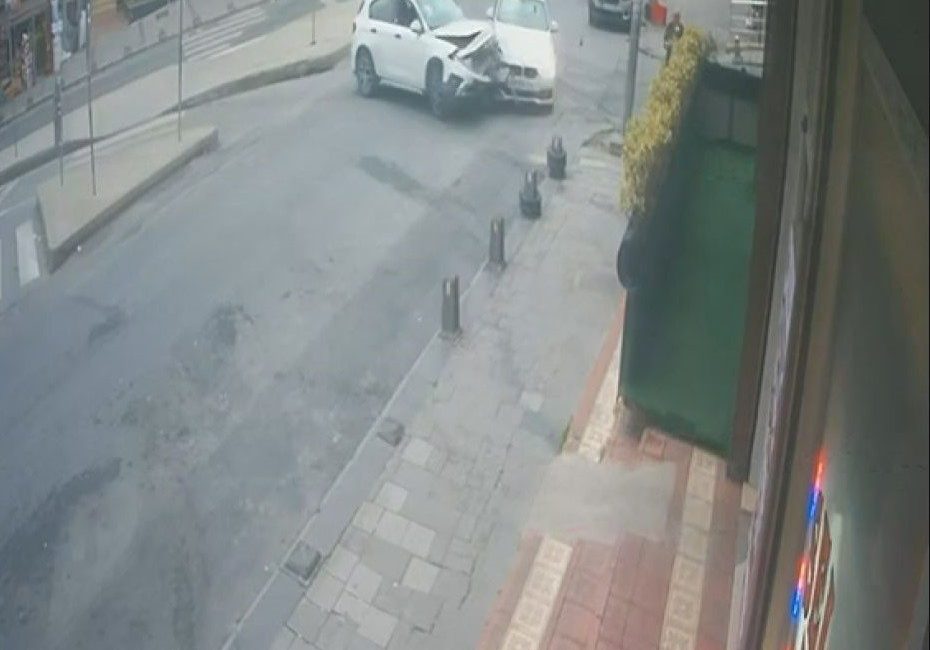 Taylan ERGÜN/İSTANBUL, – ARNAVUTKÖY’de 2 otomobilin yol ayrımında çarpıştığı kazada