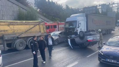 İSTANBUL, – BAĞCILAR’da hafriyat kamyonu ve TIR’ın karıştığı zincirleme kaza
