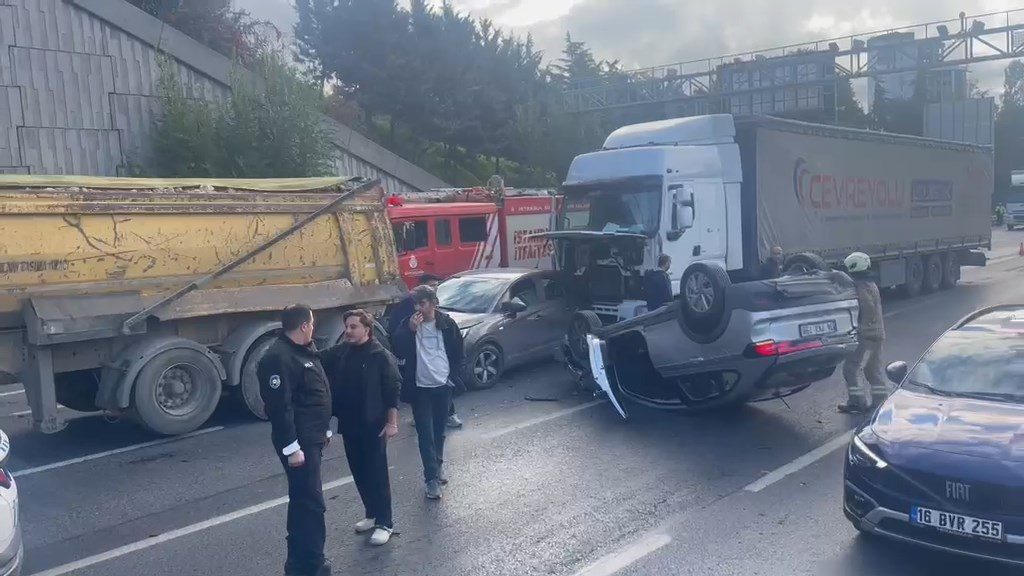 İSTANBUL, – BAĞCILAR’da hafriyat kamyonu ve TIR’ın karıştığı zincirleme kaza