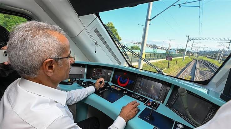 Bakan Uraloğlu: Marmaray 13 yılda 1,6 milyar yolcu taşıdı ANKARA, – ULAŞTIRMA ve Altyapı Bakanı Abdulkadir Uraloğlu, Marmaray’ın açıldığı
