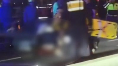 Vehbi DEMİR/İSTANBUL, – BAKIRKÖY’de otomobile arkadan çarpan motosikletin sürücüsü Kutay