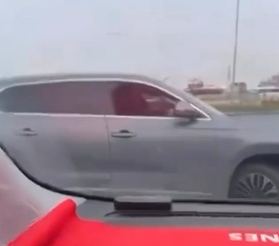 Başakşehir’de trafikte tartışan 2 sürücü kamerada Hüseyin DOĞAN-Hiba HAKBİLİR/İSTANBUL, – BAŞAKŞEHİR’de iki sürücü arasında çıkan tartışma