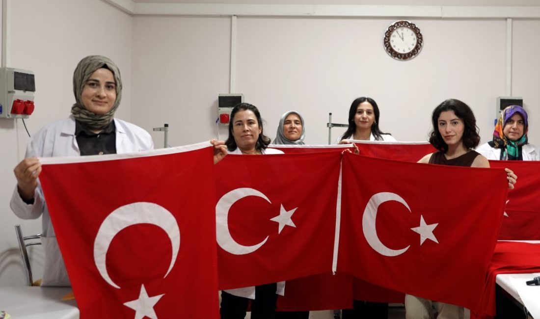 Bayrak sevgisini el emeğiyle yaşatıyorlar Ahmet ATMACA-Nuray UZATMAZ/GAZİANTEP, – GAZİANTEP’in Oğuzeli ilçesindeki halk eğitim merkezinin