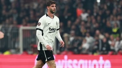 İSTANBUL, – BEŞİKTAŞ, 23 yaşındaki stoper Ümit Akdağ’ın sağ elinde
