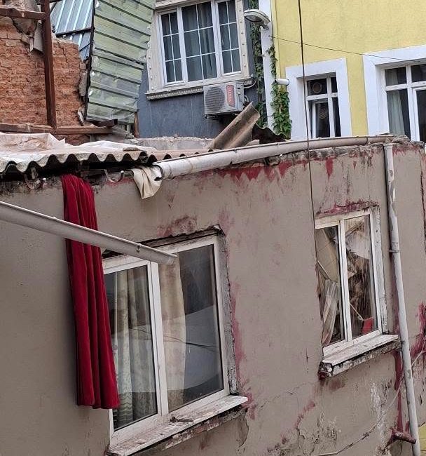 Beyoğlu’nda 5 katlı metruk binanın çökmeden önceki görüntüleri ortaya çıktı Doğan Can CESUR / İSTANBUL – BEYOĞLU’nda 5 katlı metruk