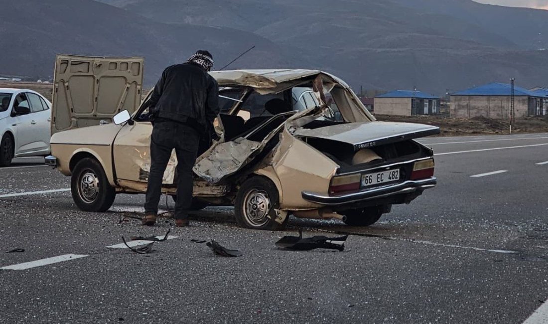 Bülent TEMİZ/ KARLIOVA(Bingöl), – BİNGÖL’ün Karlıova ilçesinde otomobil ile motosikletin
