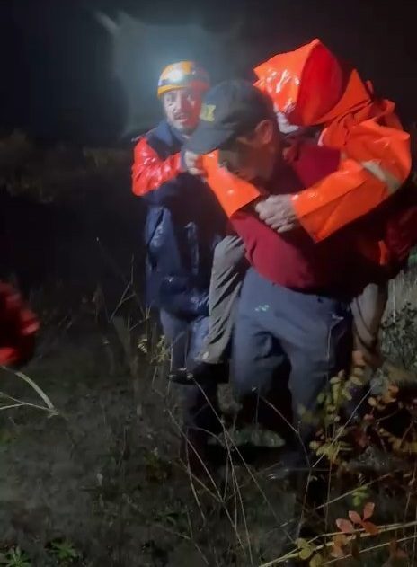 Bursa’da kaybolan çift bulundu; ekipler yaşlı adamı sırtında taşıdı Kazım BULUT-Semih TÜRKER/GEMLİK (Bursa), – BURSAnın Gemlik ilçesinde mantar toplamak