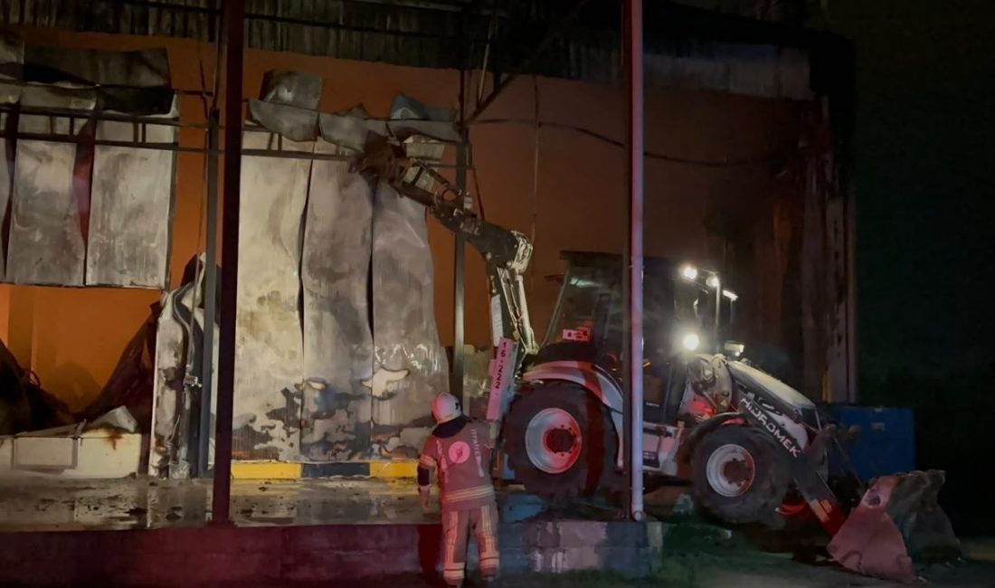 Bursa’da soğuk hava deposunda yangın (2) YANGIN 4,5 SAATTE SÖNDÜRÜLDÜ Bursa’nın İznik ilçesinde soğuk hava deposunda
