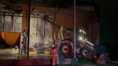 YANGIN 4,5 SAATTE SÖNDÜRÜLDÜ Bursa’nın İznik ilçesinde soğuk hava deposunda