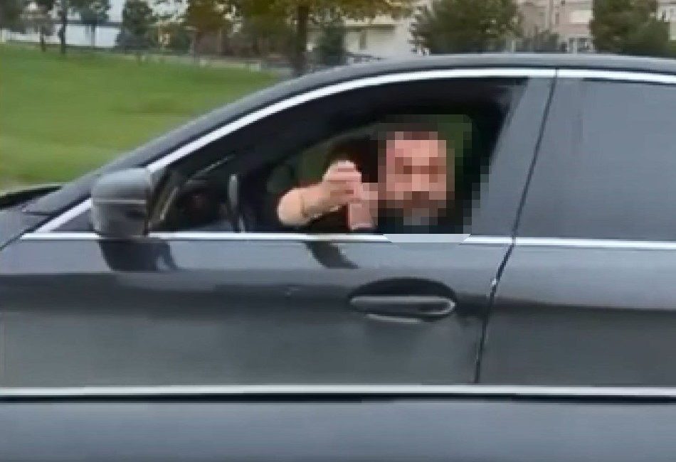 Büyükçekmece’de trafikte tartıştığı sürücünün otomobiline çarptı Mehmet Kaan KURT-Hiba HAKBİLİR/İSTANBUL, – BÜYÜKÇEKMECE’de trafikte yol verme nedeniyle