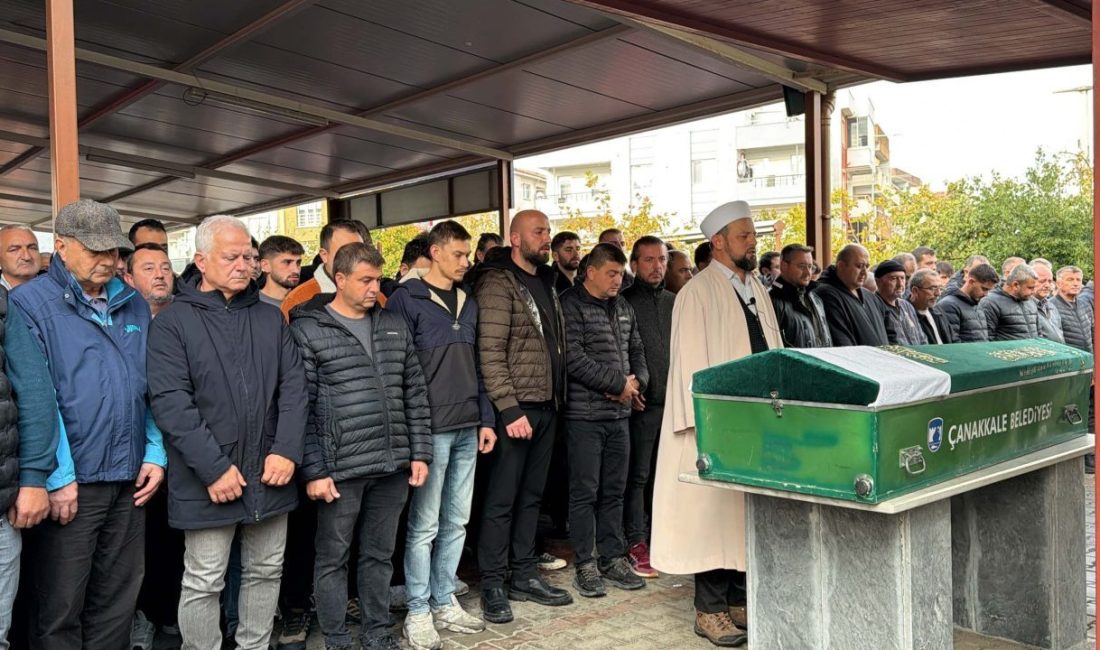 Çanakkale’de otomobil aydınlatma direğine çarptı: 2 ölü (3) EFE SON YOLCULUĞUNA UĞURLANDI Çanakkale’de otomobilin refüjdeki aydınlatma direğine çarptığı