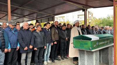 EFE SON YOLCULUĞUNA UĞURLANDI Çanakkale’de otomobilin refüjdeki aydınlatma direğine çarptığı