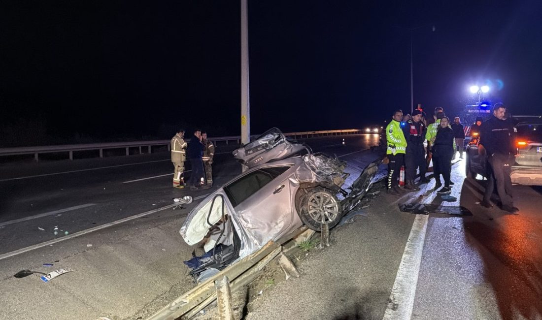 Çanakkale’de otomobil aydınlatma direğine çarptı: 2 ölü Nazif Cemhan ŞEN/ÇANAKKALE, – ÇANAKKALE’de otomobilin refüjdeki aydınlatma direğine çarptığı