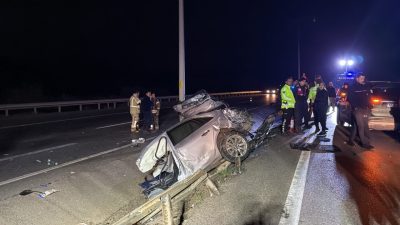 Nazif Cemhan ŞEN/ÇANAKKALE, – ÇANAKKALE’de otomobilin refüjdeki aydınlatma direğine çarptığı