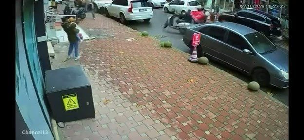 Çekmeköy’de aküsü değiştirilen motosiklet hareket etti; yardım ederken yere düştü İsa ALMAÇAYIR/İSTANBUL , –ÇEKMEKÖY’de sürücüsü tarafından aküsü değiştirilen motosiklet, bu