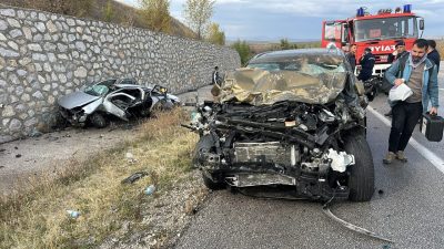 Hasan ÇETİN/ALACA (Çorum), – ÇORUM’un Alaca ilçesinde otomobil ile cipin