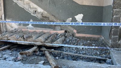 Soner AYDIN/MERSİN, – MERSİN’de tadilat yaptığı evde çöken merdivenin altında