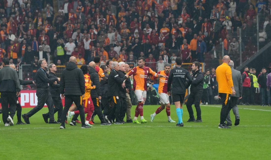 Derbi sonrası saha karıştı, Abdülkerim Bardakcı ile Archie Brown birbirine girdi Sacit GÖNCÜ / İSTANBUL, – SÜPER Lig’in 9’uncu haftasında Galatasaray’ın