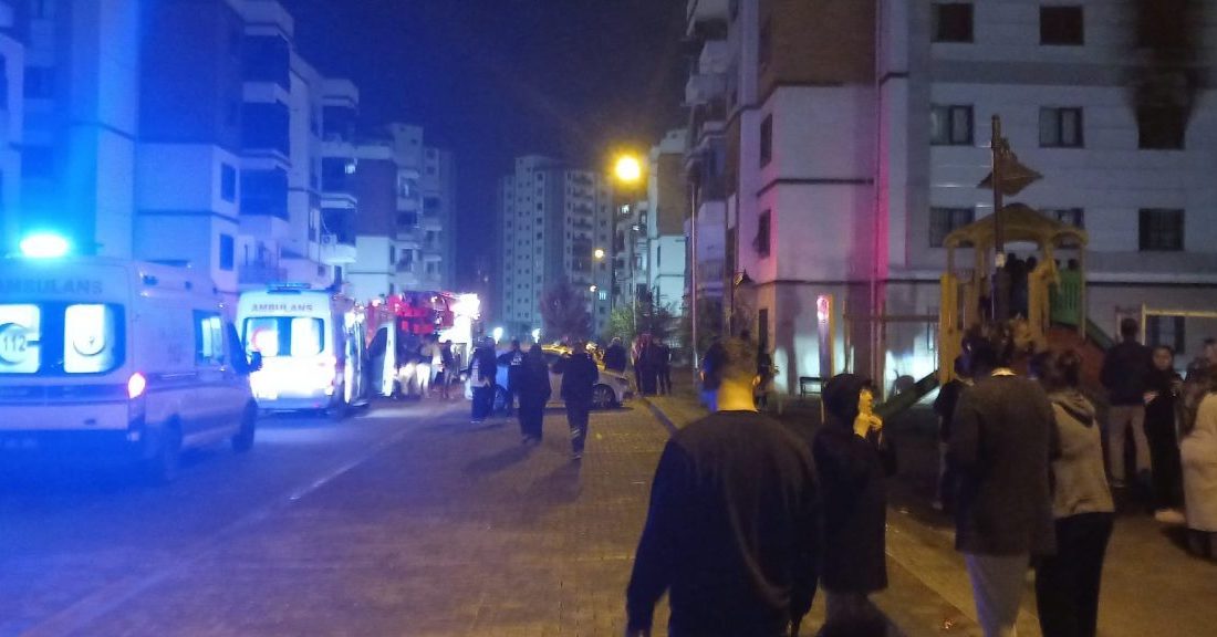 Diyarbakır’da apartman dairesinde yangın: 5 kişi dumandan etkilendi Selim KAYA/DİYARBAKIR, – DİYARBAKIR’ın Kayapınar ilçesindeki bir apartmanın 2’nci katındaki