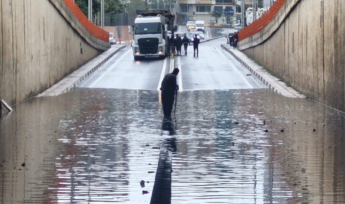 Diyarbakır’da sağanak; yollar göle döndü, su baskınları yaşandı (2) ALT GEÇİT ULAŞIMA KAPANDI, YOL ÇÖKTÜ Diyarbakır’da sabah saatlerinden itibaren