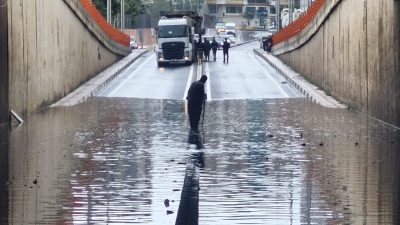 ALT GEÇİT ULAŞIMA KAPANDI, YOL ÇÖKTÜ Diyarbakır’da sabah saatlerinden itibaren