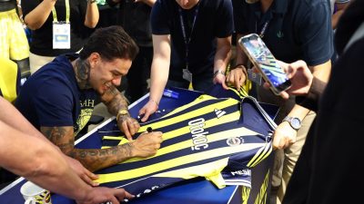 İSTANBUL, – FENERBAHÇE’NİN Brezilyalı file bekçisi Ederson, düzenlenen imza gününde