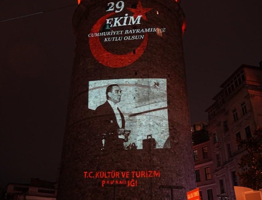 Galata Kulesi’nde 29 Ekim’e özel Atatürk gösterisi ANKARA, – KÜLTÜR ve Turizm Bakanlığı, Cumhuriyet’in 103’üncü yıldönümü dolayısıyla