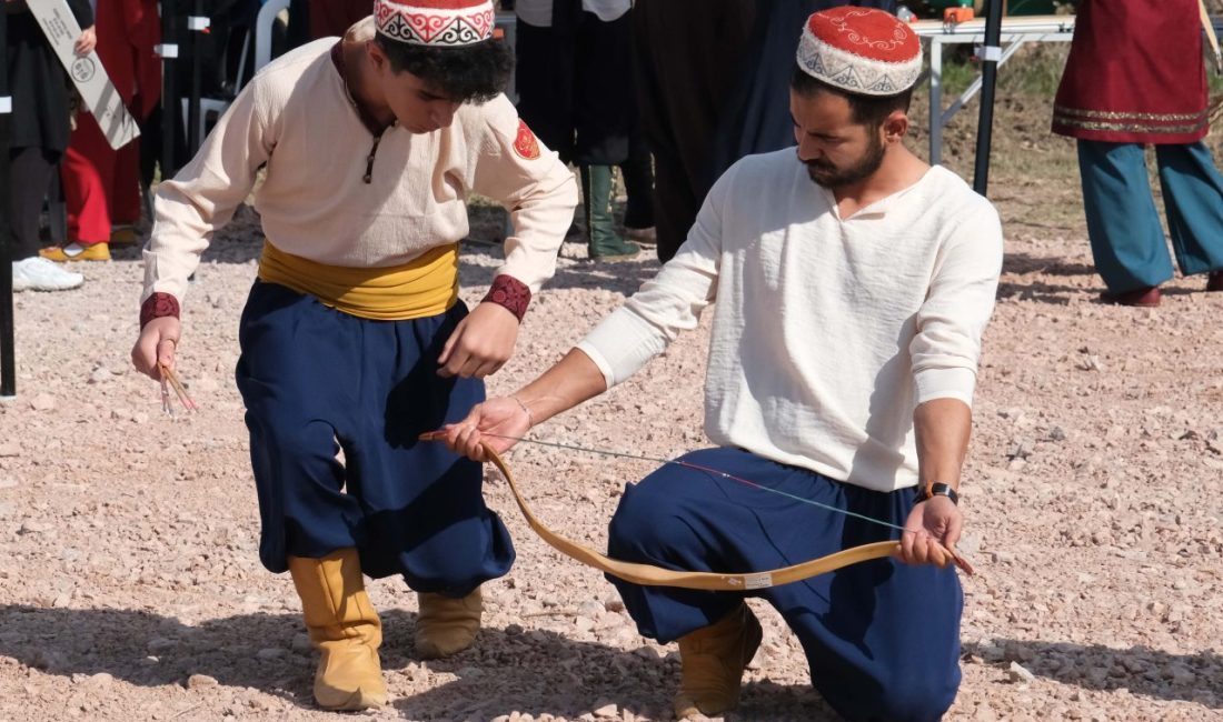 Geleneksel Türk Okçuluk Türkiye Şampiyonası 2’nci gününde sürüyor Yasin KESKİN/KARACABEY (Bursa), – BURSA’nın Karacabey ilçesinde düzenlenen Geleneksel Türk