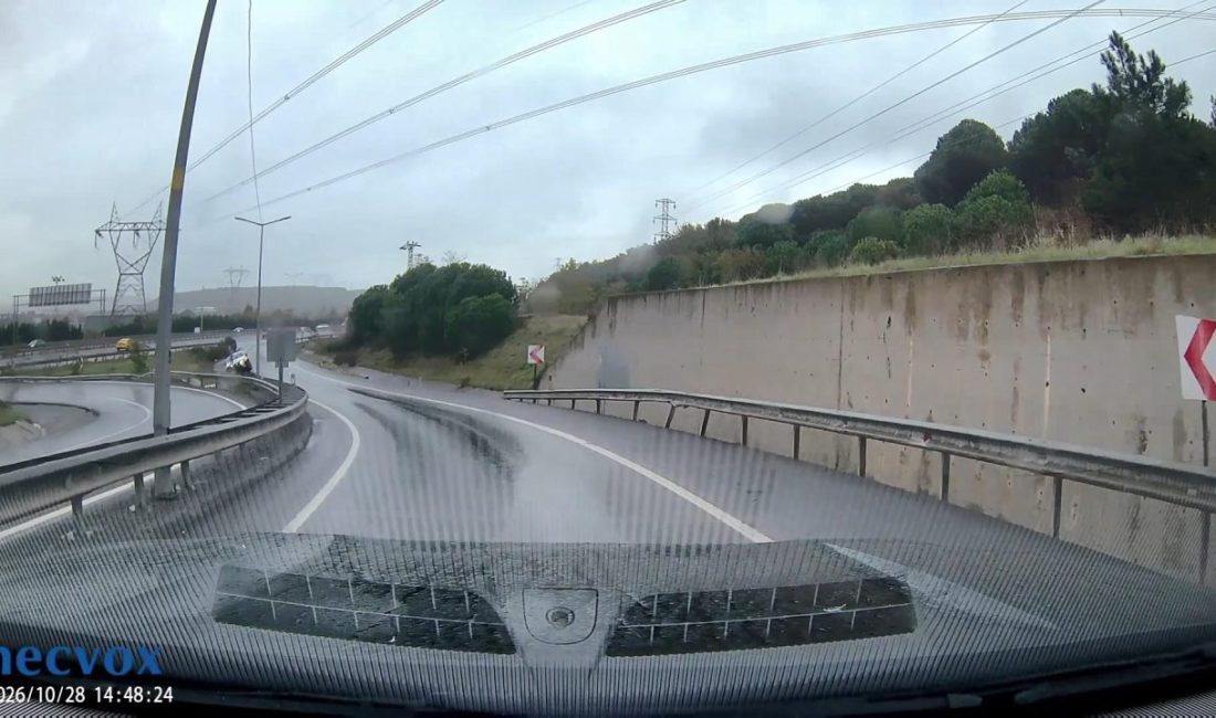 Göktürk’te virajı alamayan aracın takla attığı anlar kamerada Doğan Can CESUR-Kenan YILMAZ / İSTANBUL – GÖKTÜRK’te yağış nedeniyle