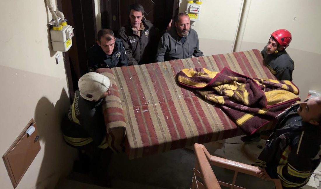 Hapis cezasıyla aranan firari çatıya kaçtı, itfaiye çekyatla önlem aldı Oktay POLAT/ERZURUM, – ERZURUM’da, hakkında 2 yıl kesinleşmiş hapis cezası
