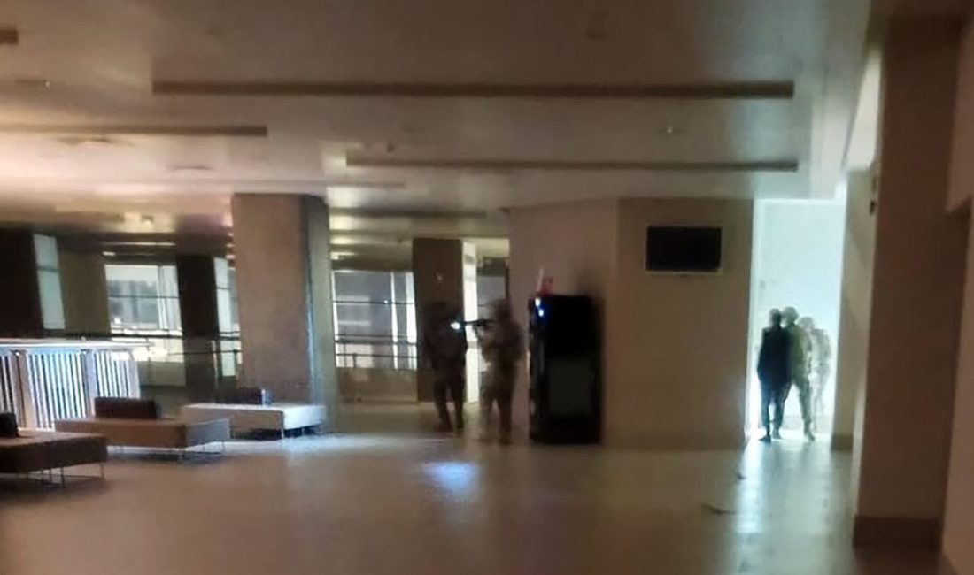 Hastanede kızını vurmak isteyen baba polisin operasyonu ile yakalandı Anıl ATAR/ADANA, – ADANA’da istismara uğradığını öne sürerek polise sığınan