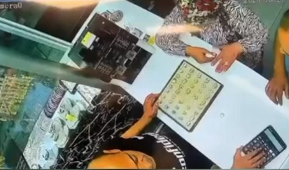 Hatay’da 2 kuyumcudan 3 altın yüzük çalan 2 şüpheli yakalandı Alican GÜMÜŞ/HATAY, – HATAY’da iki kuyumcu dükkanından toplamda 100 bin