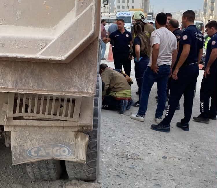 Hatay’da hafriyat kamyonunun altında kalan motosiklet sürücüsü öldü Alican GÜMÜŞ/ HATAY, – HATAY’ın Antakya ilçesinde hafriyat kamyonu ile