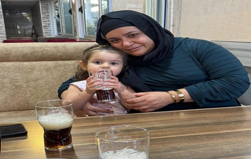Hatay’da kazada ölen anne ile 4 yaşındaki kızı toprağa verildi Ferhat DERVİŞOĞLU-Cuma Yunus YAŞATIR/REYHANLI (Hatay), – HATAY’ın Reyhanlı ilçesinde yolun