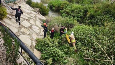 Alican GÜMÜŞ/HATAY, – HATAY’ın Antakya ilçesinde dereye uçan otomobilde mahsur