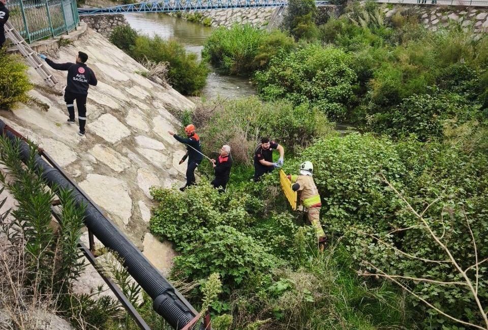 Alican GÜMÜŞ/HATAY, – HATAY’ın Antakya ilçesinde dereye uçan otomobilde mahsur