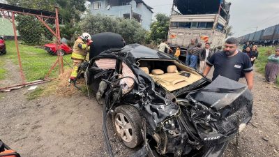 Alican GÜMÜŞ/DÖRTYOL (Hatay), – HATAY’da yük treninin, hemzemin geçitteki otomobile
