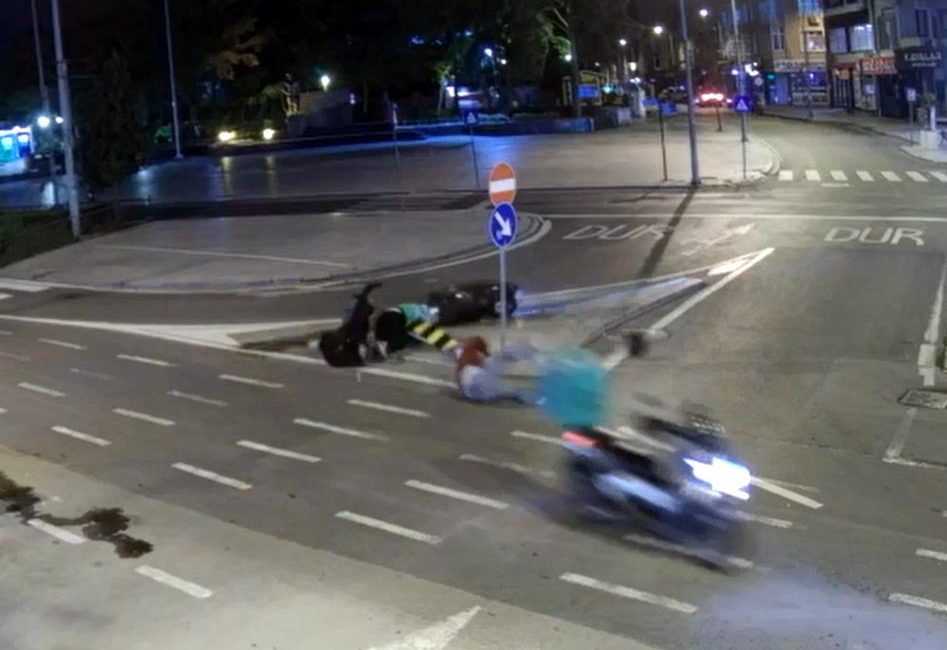 İki motosikletin çarpıştığı kaza kamerada; 3 yaralı Mehmetcan ARSLAN/ÇORLU (Tekirdağ), – TEKİRDAĞ’ın Çorlu ilçesinde iki motosikletin çarpıştığı