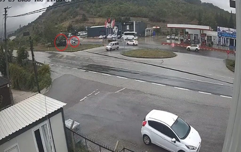 Zehra BAYKAL/YALOVA, – YALOVA’da kontrolsüz kavşakta karşı yöne geçerken minibüsün