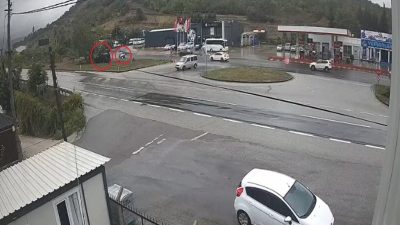 Zehra BAYKAL/YALOVA, – YALOVA’da kontrolsüz kavşakta karşı yöne geçerken minibüsün