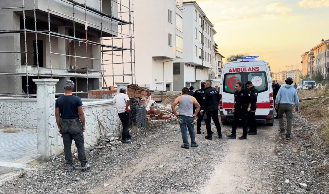 İnşaatın çatısından düşen usta ağır yaralandı Oğuzhan KILIÇ/KÜTAHYA, – KÜTAHYA’da inşaat halindeki bir binanın çatısında çalışan