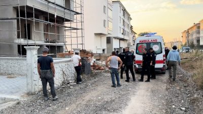 Oğuzhan KILIÇ/KÜTAHYA, – KÜTAHYA’da inşaat halindeki bir binanın çatısında çalışan