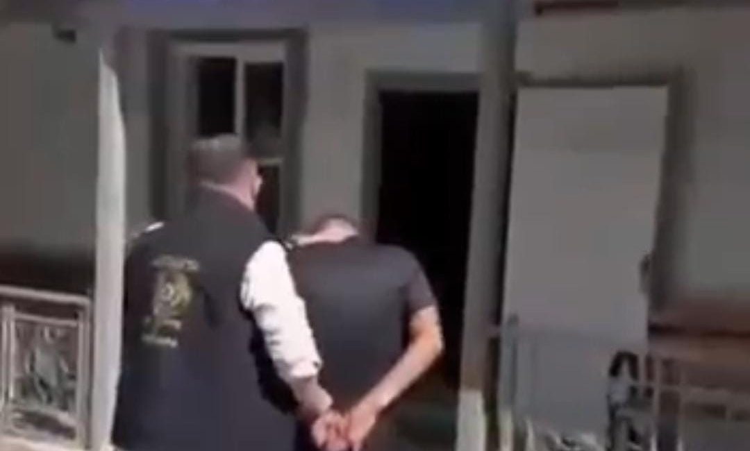 İş arkadaşlarının evinden altın ve para çalan 2 şüpheli yakalandı Alican GÜMÜŞ/HATAY, – HATAY’ın Antakya ilçesinde iş arkadaşlarının evinden 200