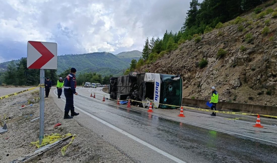Isparta- Antalya kara yolunda yolcu otobüsü devrildi; 1 ölü, 8 yaralı (2) YEDEK ŞOFÖR DİNLENME KABİNİNDE ÖLDÜ, 8 YARALI Isparta’dan Antalya istikametine