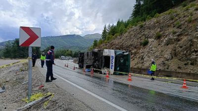 YEDEK ŞOFÖR DİNLENME KABİNİNDE ÖLDÜ, 8 YARALI Isparta’dan Antalya istikametine