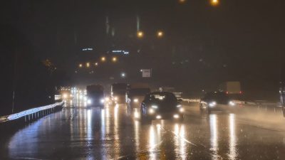 Soner HASIRCIOĞLU – İsa ALMAÇAYIR/İSTANBUL, – İSTANBUL’da sabah saatlerinde sağanak